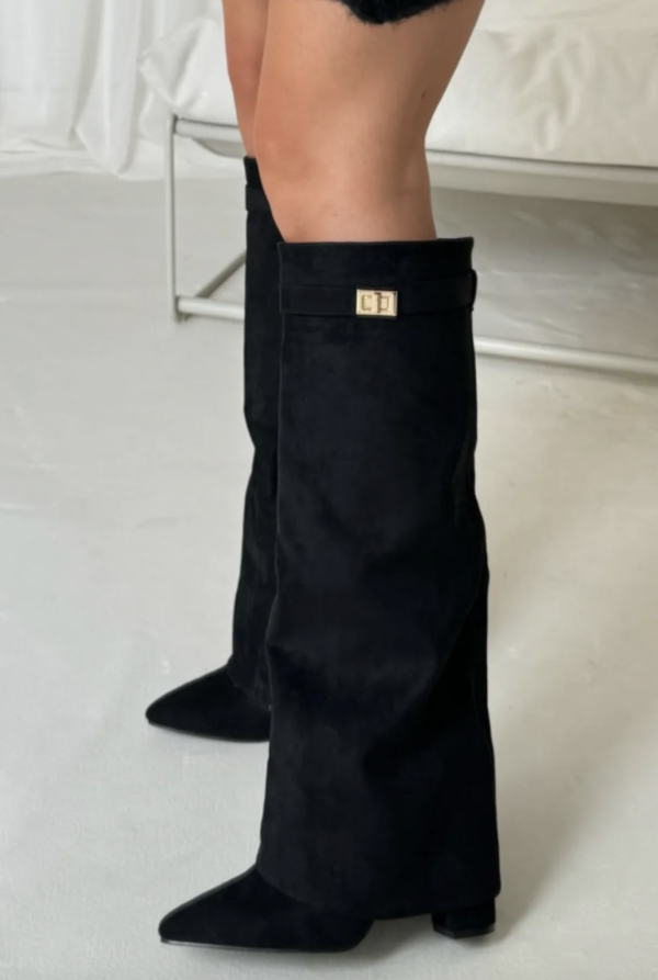 Elegante kniehohe Stiefel für Damen - J&B mit geradem Schaft und spitzem Ende - 1 - Atelier-Zofia