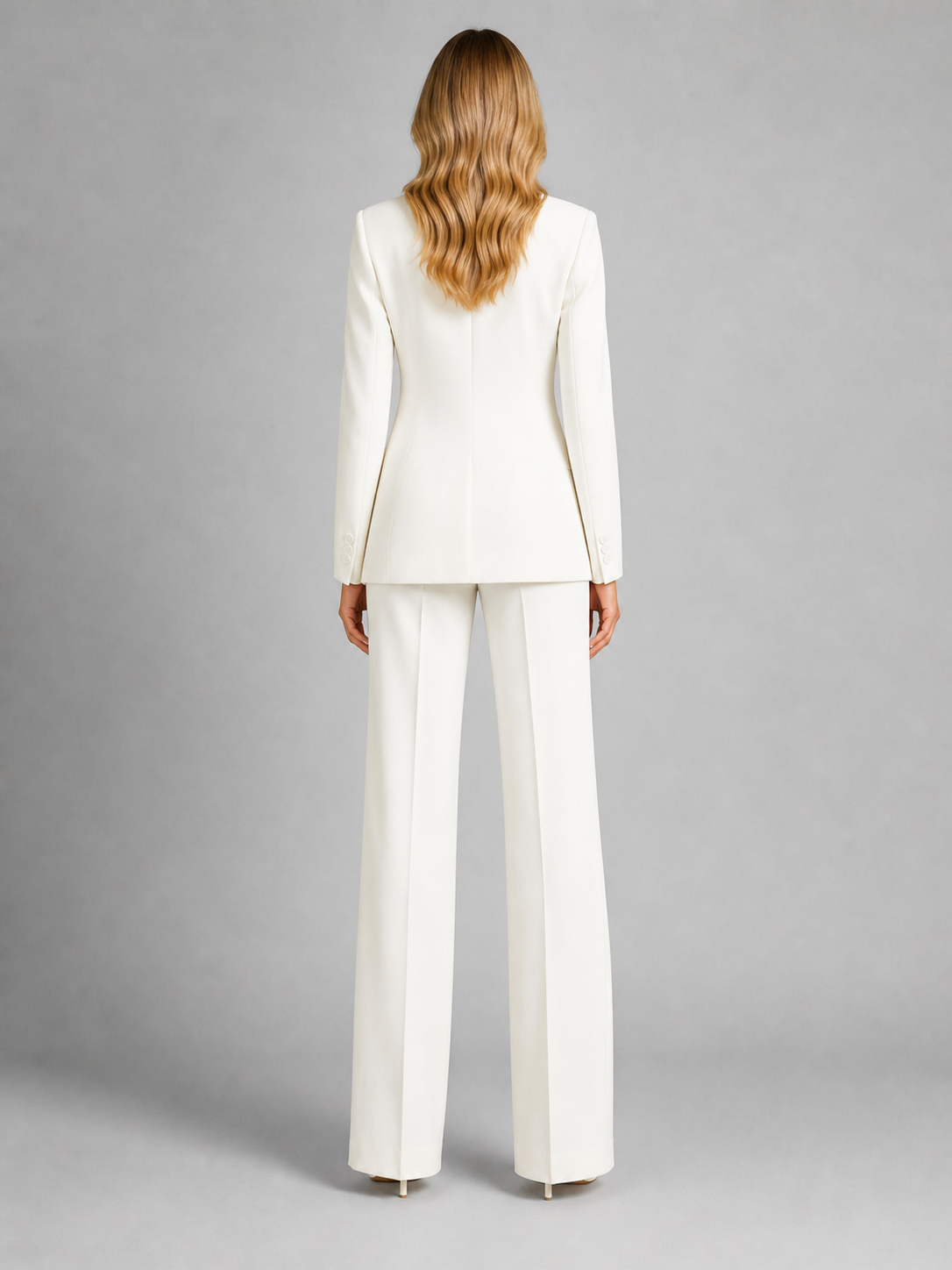 Elegantes Damenoutfit: Figurbetonter Blazer und lockere Hose - J&B - 6 - Atelier-Zofia