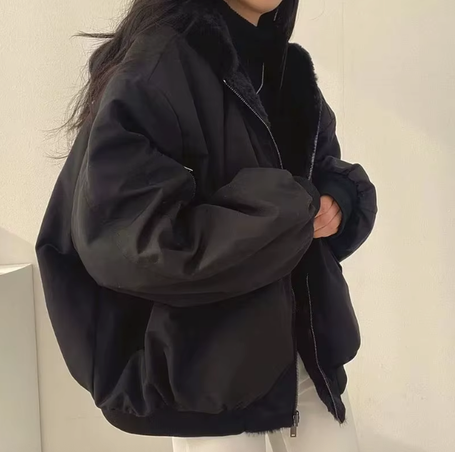 Damen Daunenjacke im Oversize-Stil mit kuscheligem Kunstfell - J&B - 6 - Atelier-Zofia