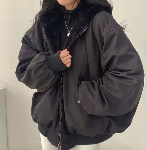 Damen Daunenjacke im Oversize-Stil mit kuscheligem Kunstfell - J&B - 7 - Atelier-Zofia
