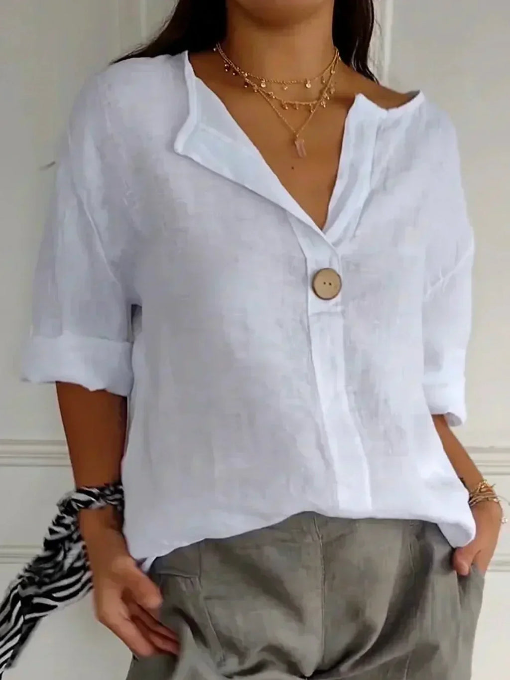 Lena – Leinenbluse mit V-Ausschnitt und Knopfdetail