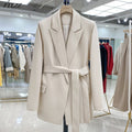 Damenblazer mit Gürtel in taillierter Form - J&B - 1 - Atelier-Zofia