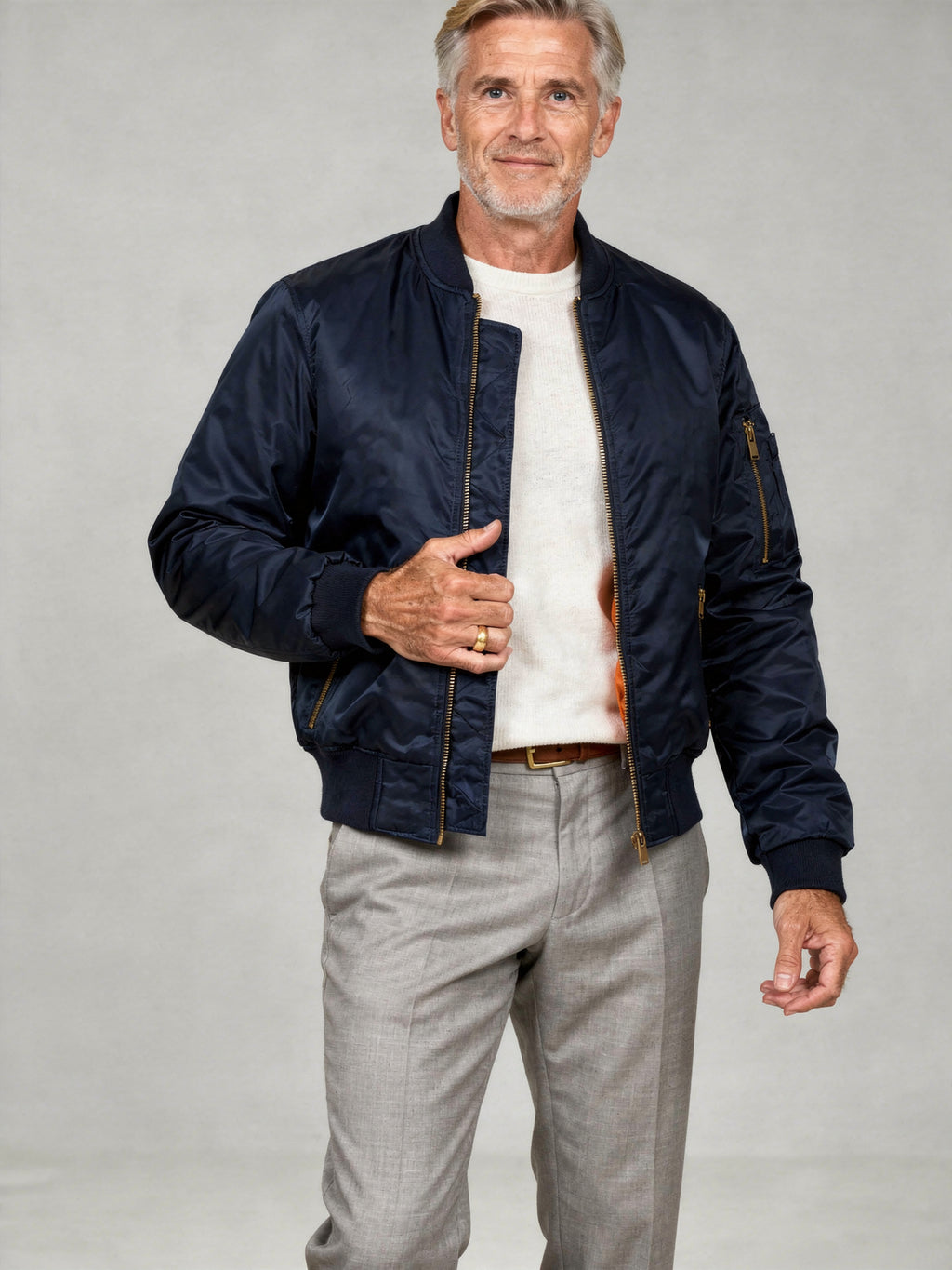 Herren-Bomberjacke dunkelblau Detail mit Ärmeltasche, goldenem Reißverschluss und Strickbündchen