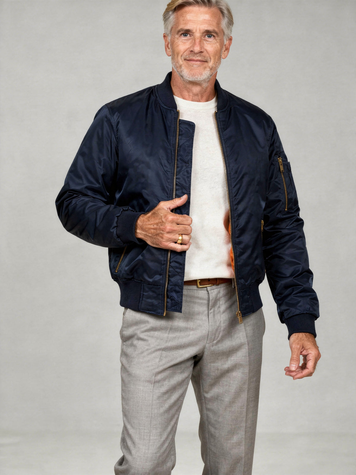 Herren-Bomberjacke dunkelblau Detail mit Ärmeltasche, goldenem Reißverschluss und Strickbündchen