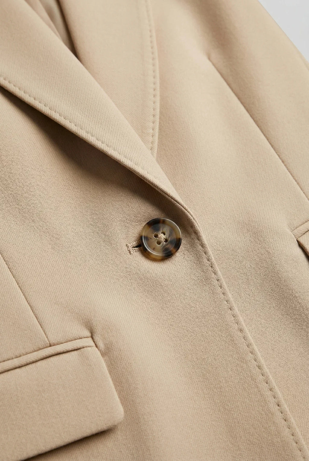 Eleganter Damenblazer mit taillierter Silhouette und praktischem Ein-Knopf-Design - J&B - 4 - Atelier-Zofia