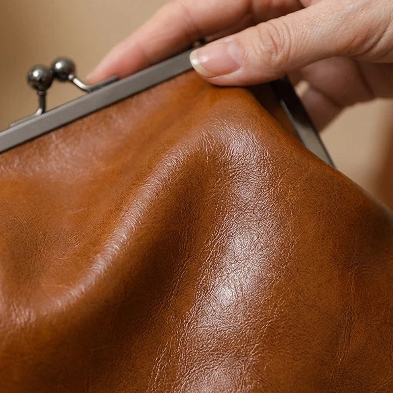 Elegante Damenhandtasche mit strukturiertem Design und schickem Rahmen | A&Z - 8 - Atelier-Zofia