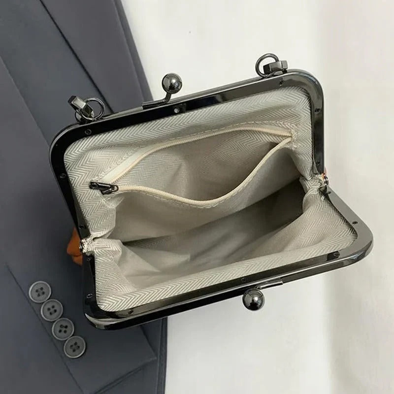 Elegante Damenhandtasche mit strukturiertem Design und schickem Rahmen | A&Z - 6 - Atelier-Zofia