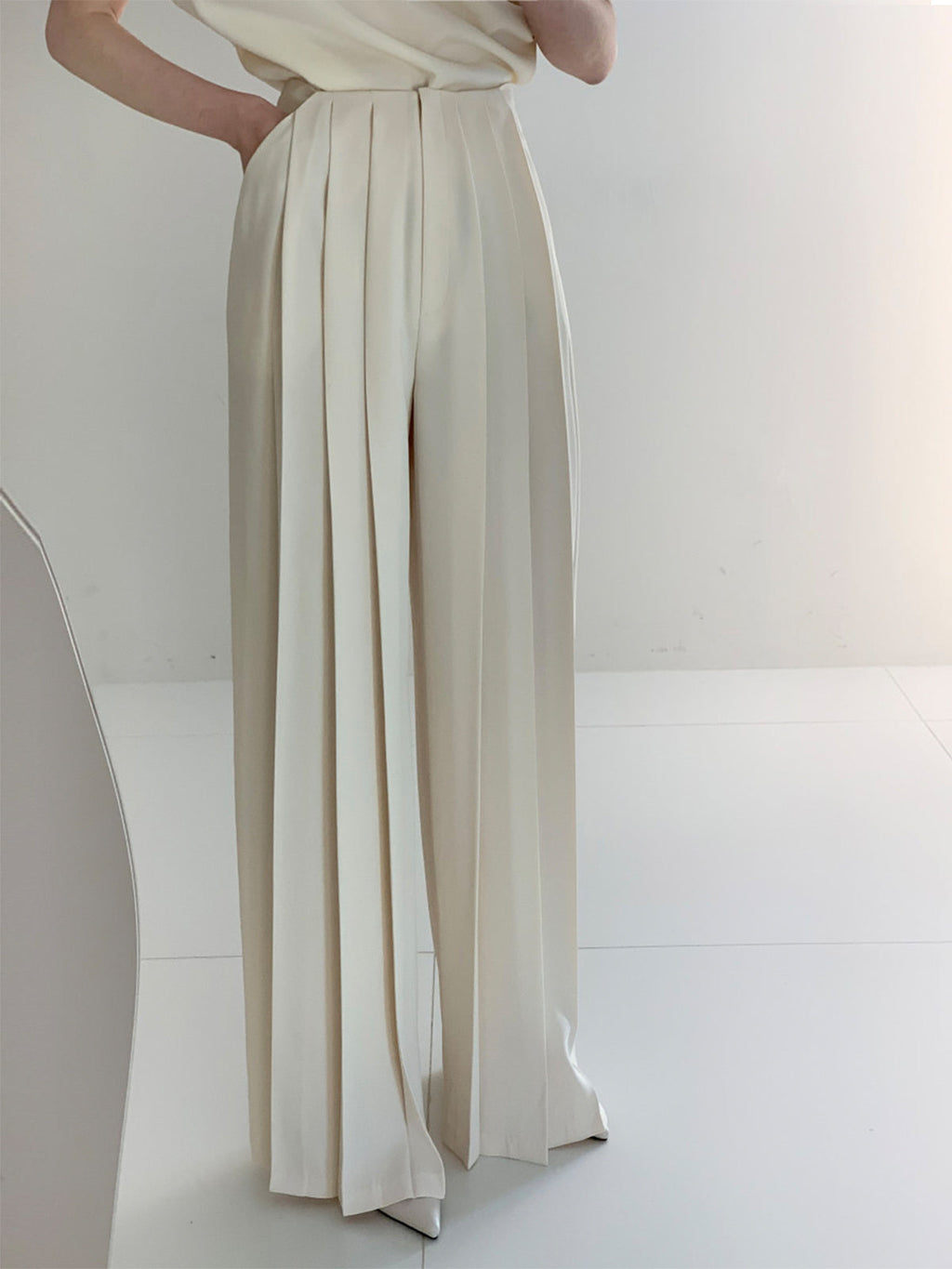Nicole – Elegant High-Waisted Wide-Leg Pleated Trousers for Women - Image 1