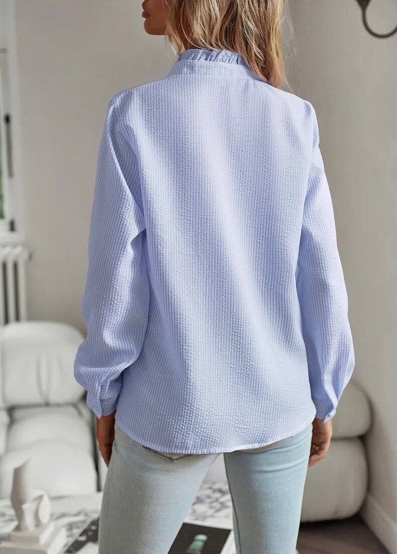 Julia – Strukturierte Rüschenbluse mit Knopfleiste