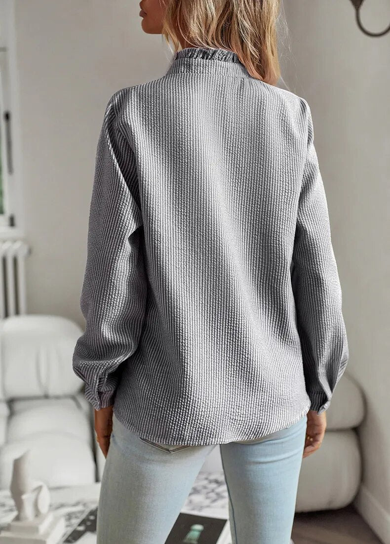 Julia – Strukturierte Rüschenbluse mit Knopfleiste
