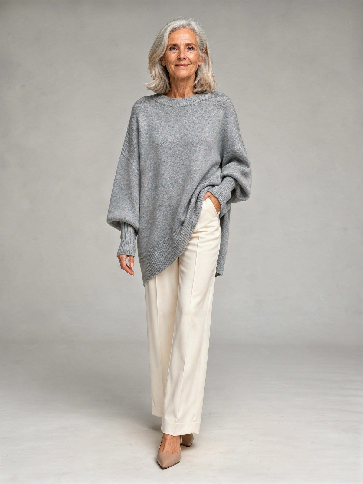 Oversize-Pullover Damen in Hellgrau, Ganzkörperansicht von vorne auf Model