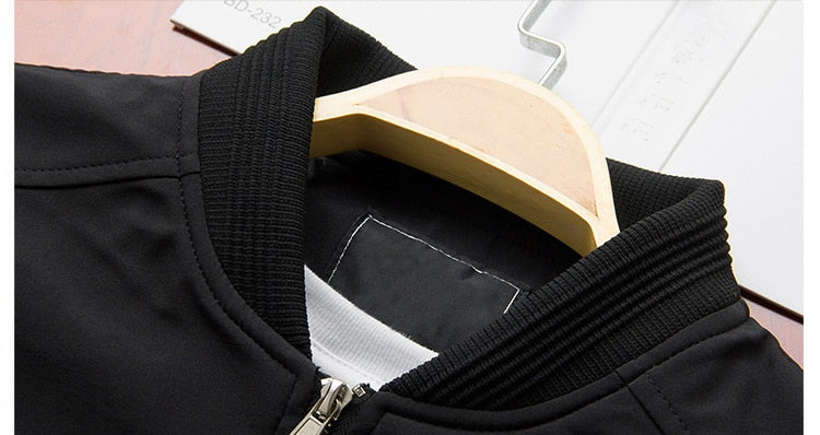 Schlanke Herren-Bomberjacke mit Reißverschluss - J&B - 9 - Atelier-Zofia